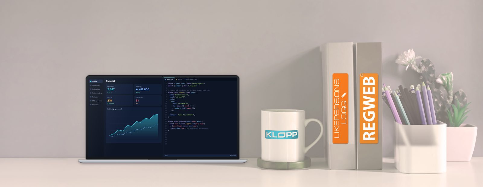 Skrivebord med bærbar PC som viser Regweb medlemssystem, en kopp med XReg-logoen og permer merket Likepersonslogg og Regweb