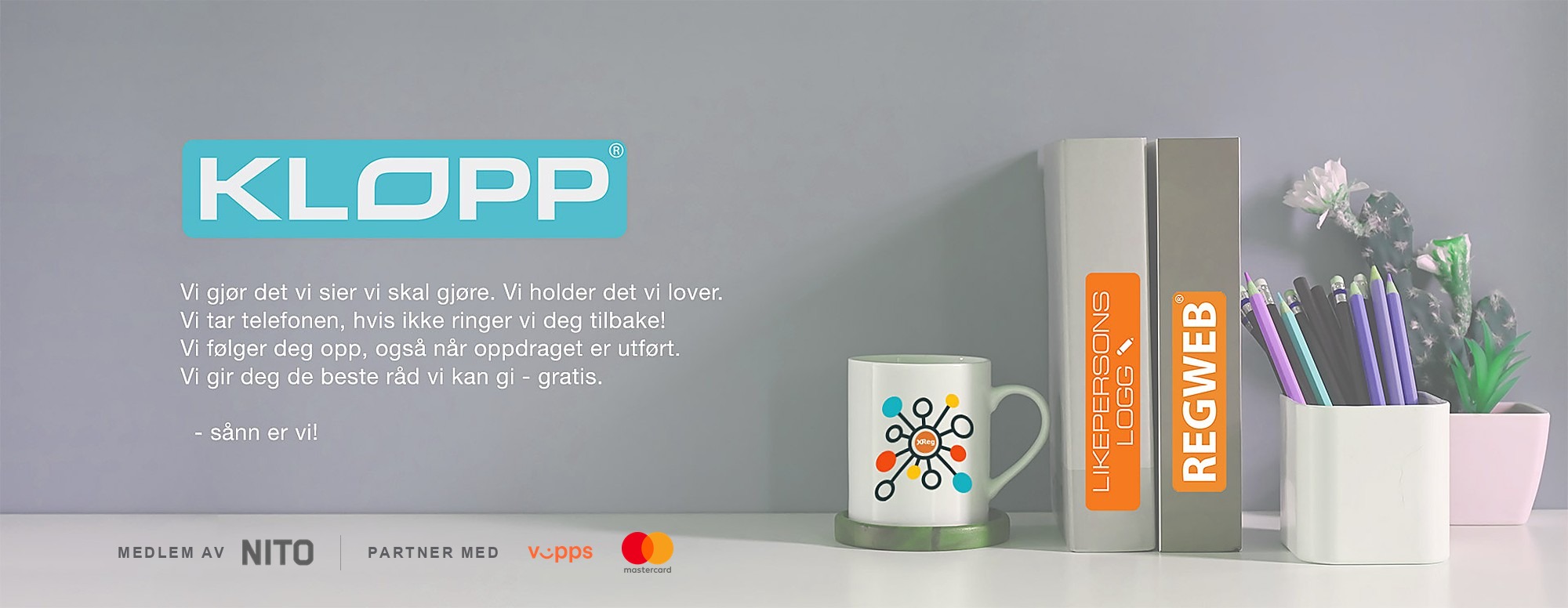 Kontorpult hos Klopp AS med kaffekopp og permer for Regweb og Likepersonslogg